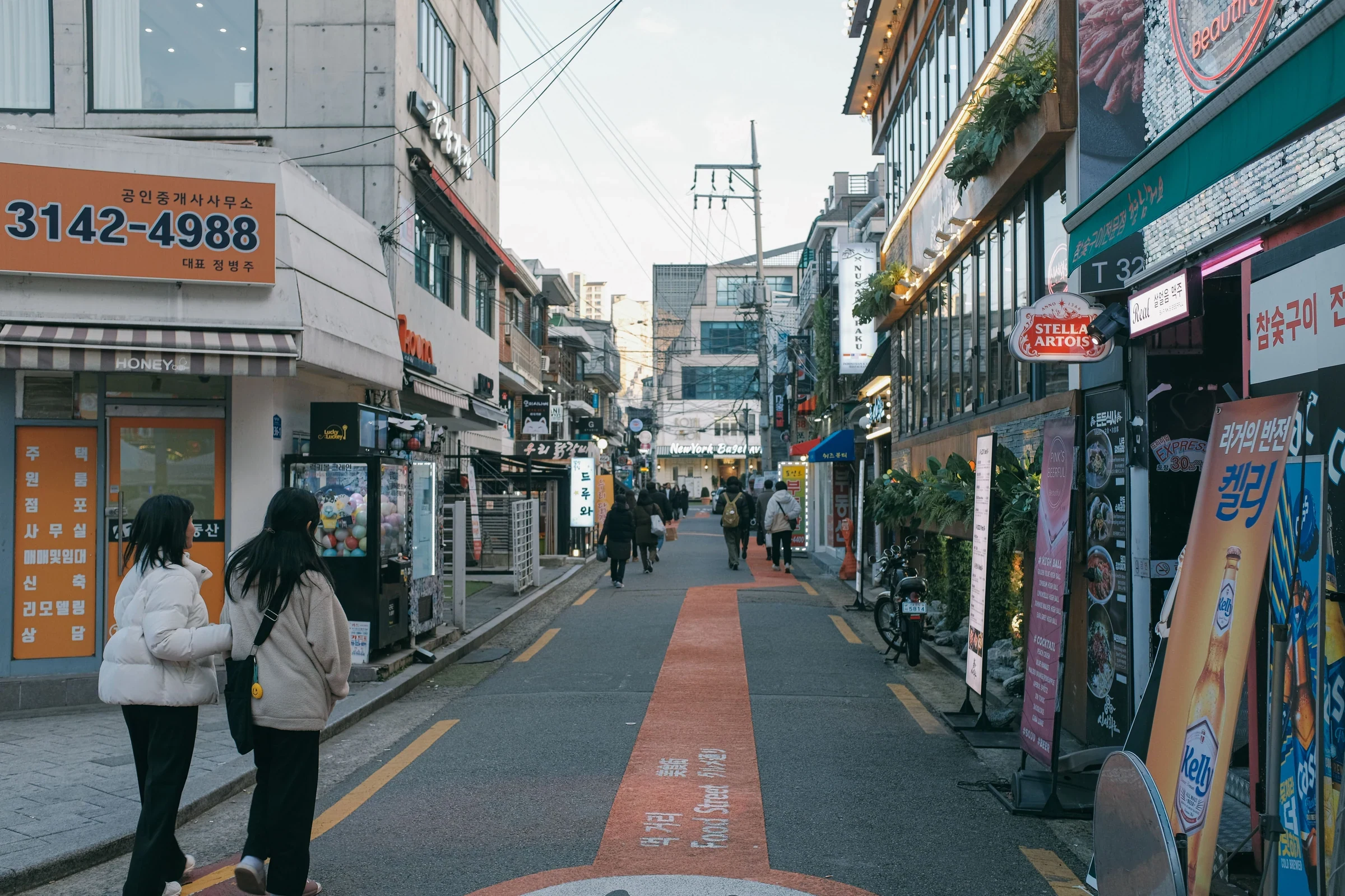 首爾街道行人與商店街實際街景