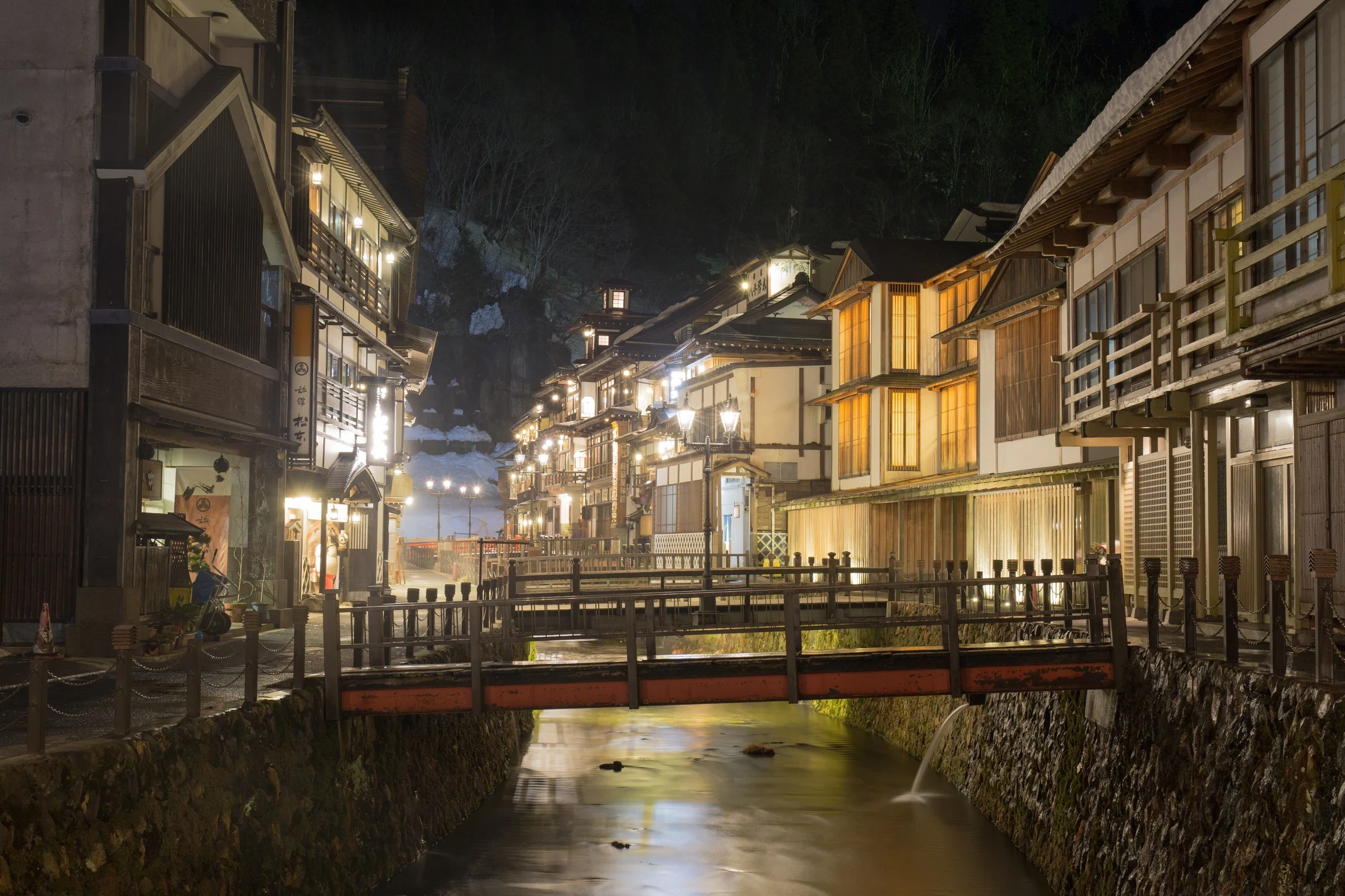 山形銀山溫泉河岸兩側旅館與橋梁