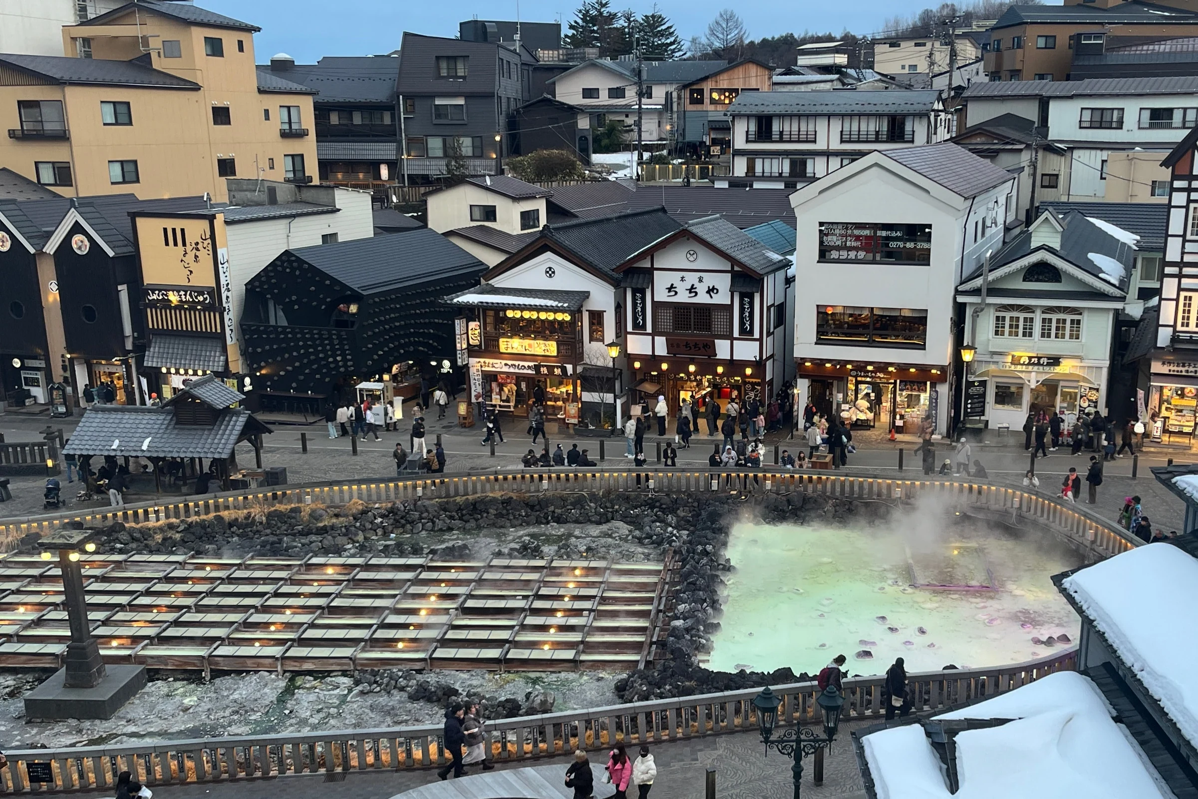 群馬草津溫泉湯畑溫泉水與冬日白煙