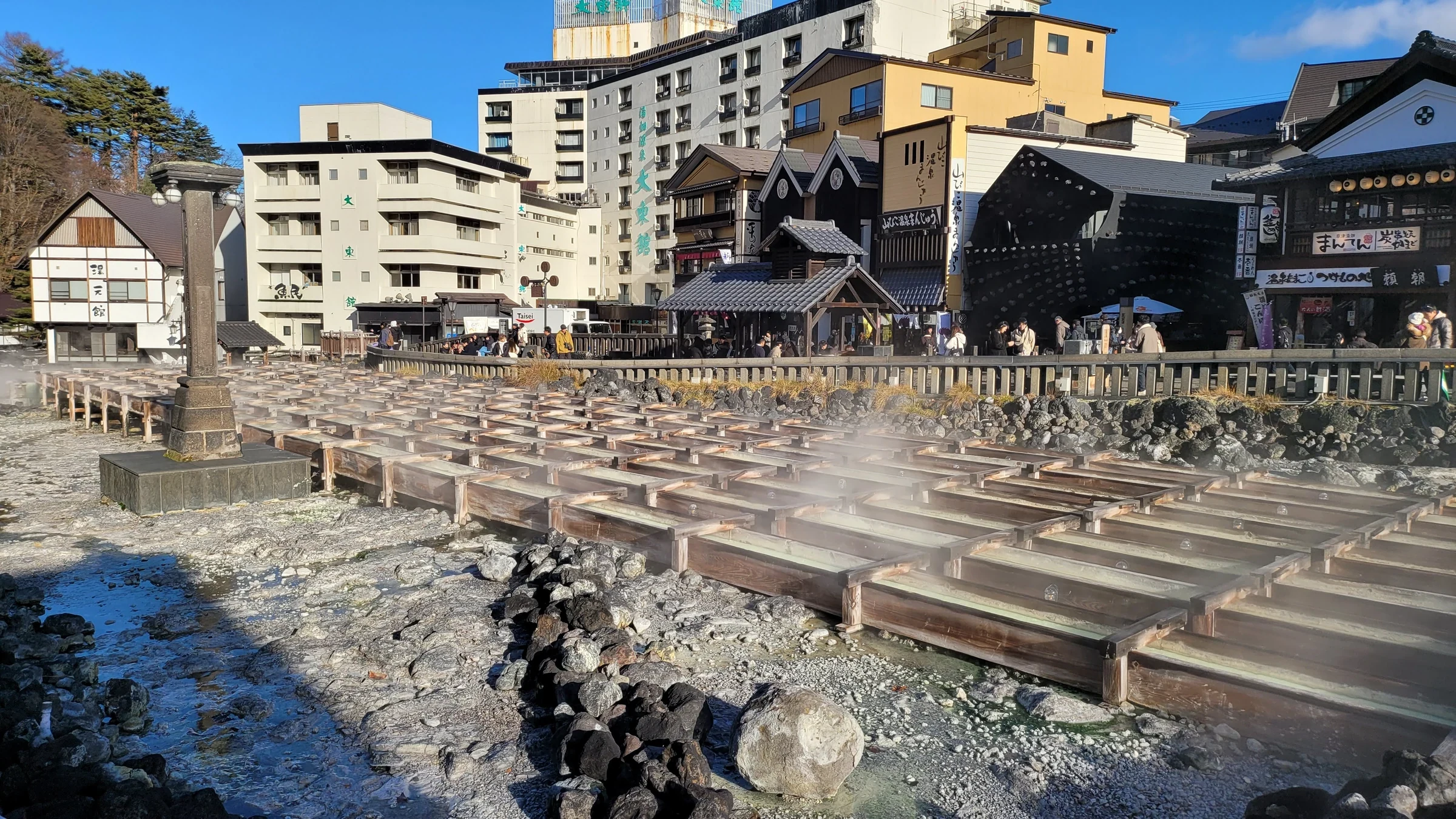 草津溫泉湯畑木製水槽與周邊步道