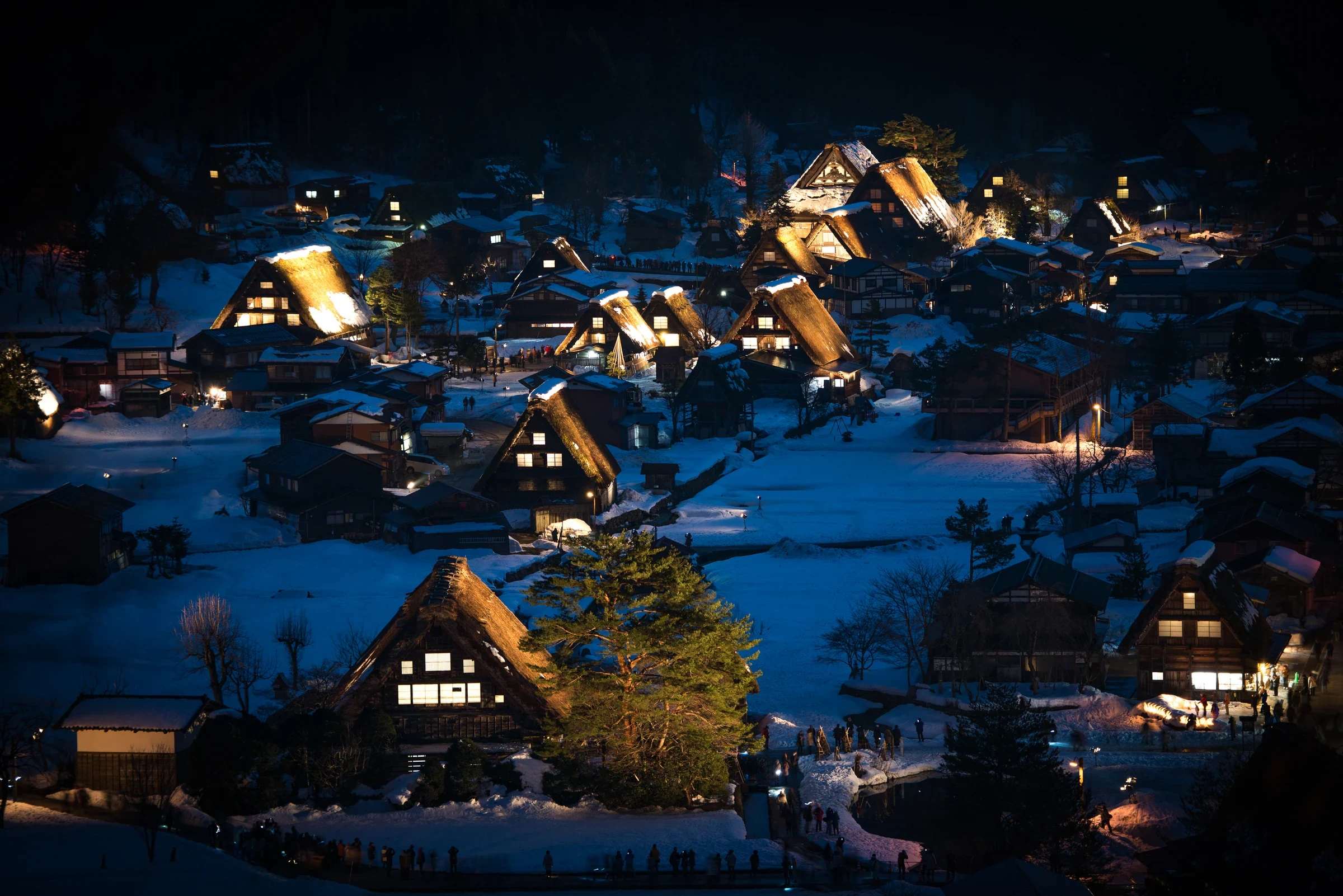 白川鄉雪季夜晚合掌造民家點燈歷史照片