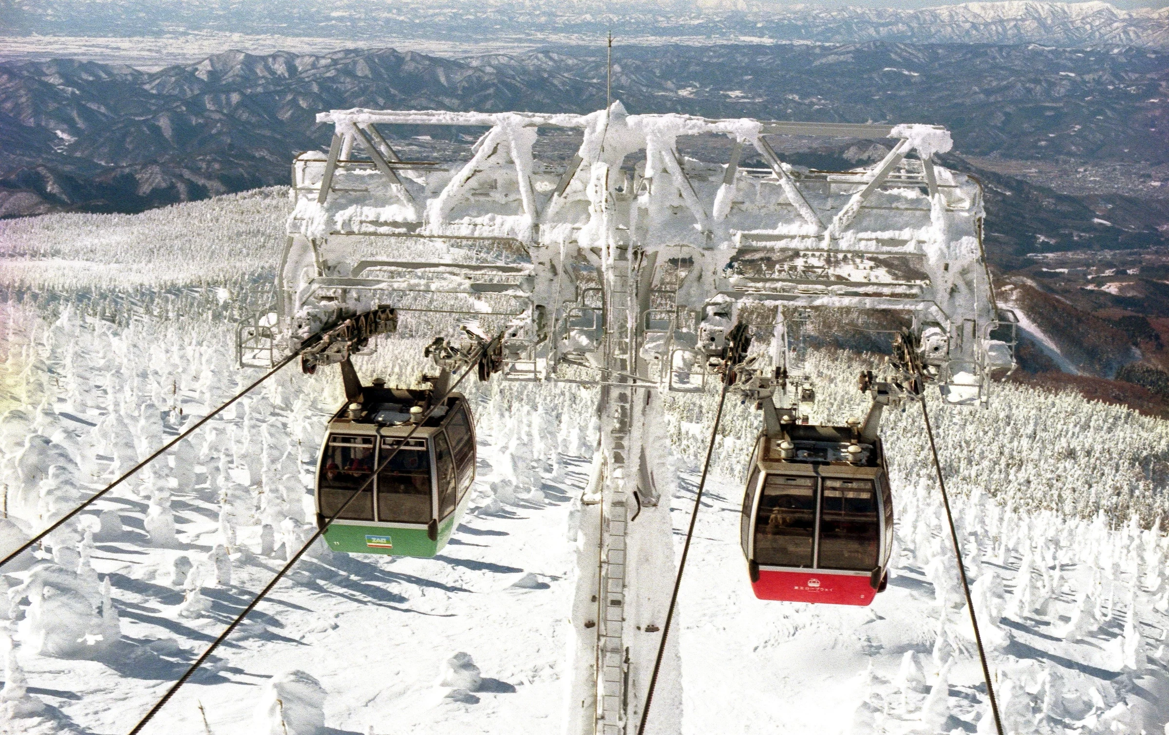 日本山形高山冬季纜車與積雪樹林