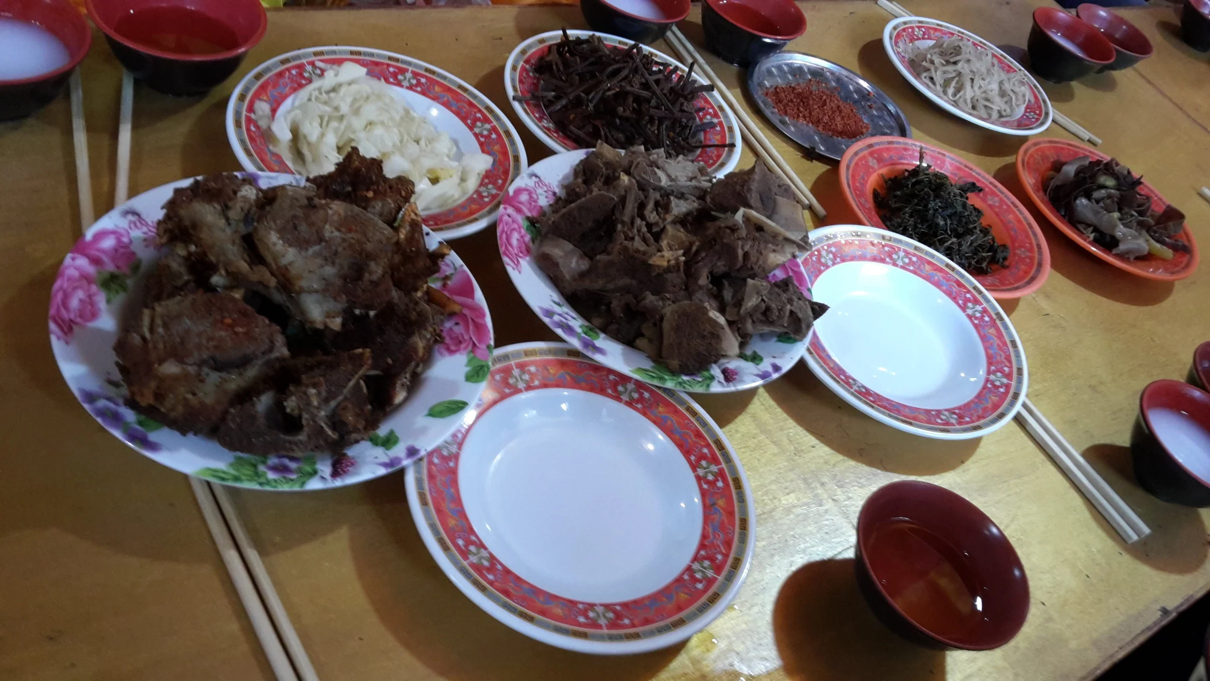 九寨溝縣藏餐餐桌與多道地方菜