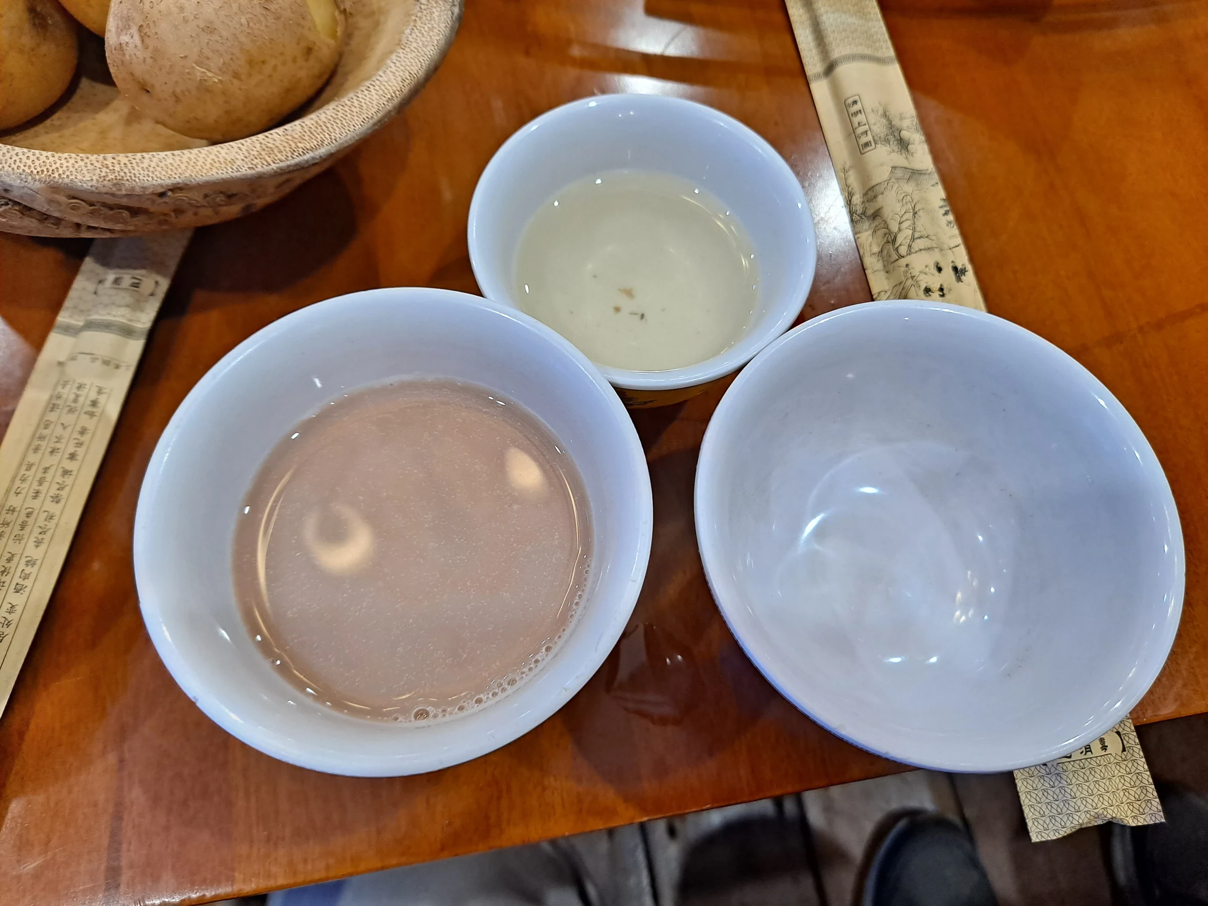 餐桌上的青稞酒、酥油茶與馬鈴薯