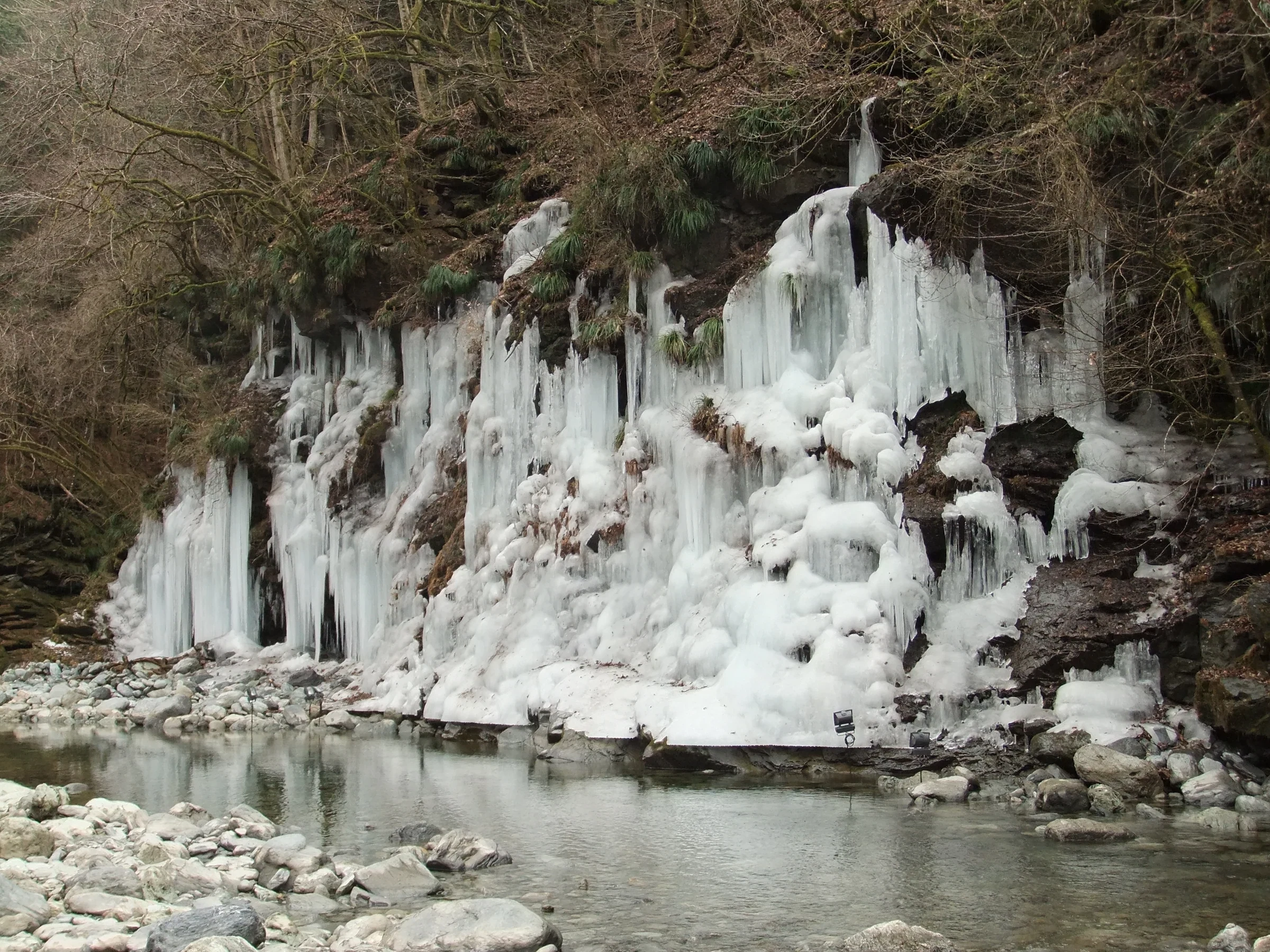 秩父三十槌冰柱沿著河谷山壁自然結冰的冬季景色