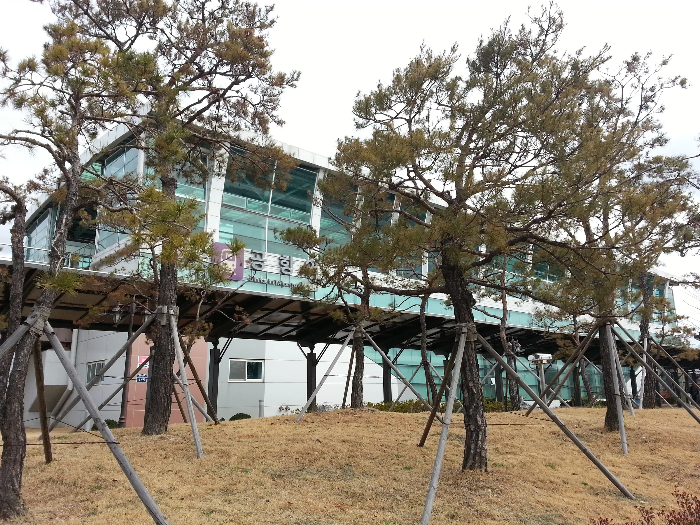 釜山金海輕軌機場站外觀