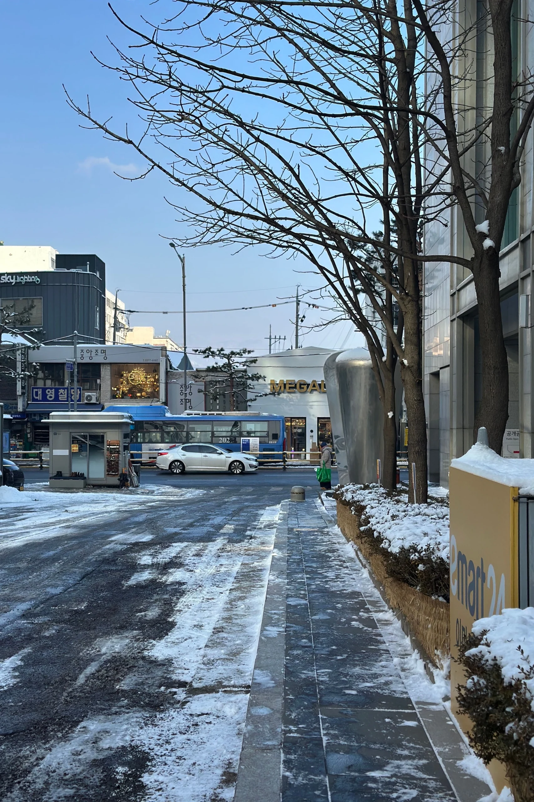韓國首爾冬季積雪街道與路邊商店