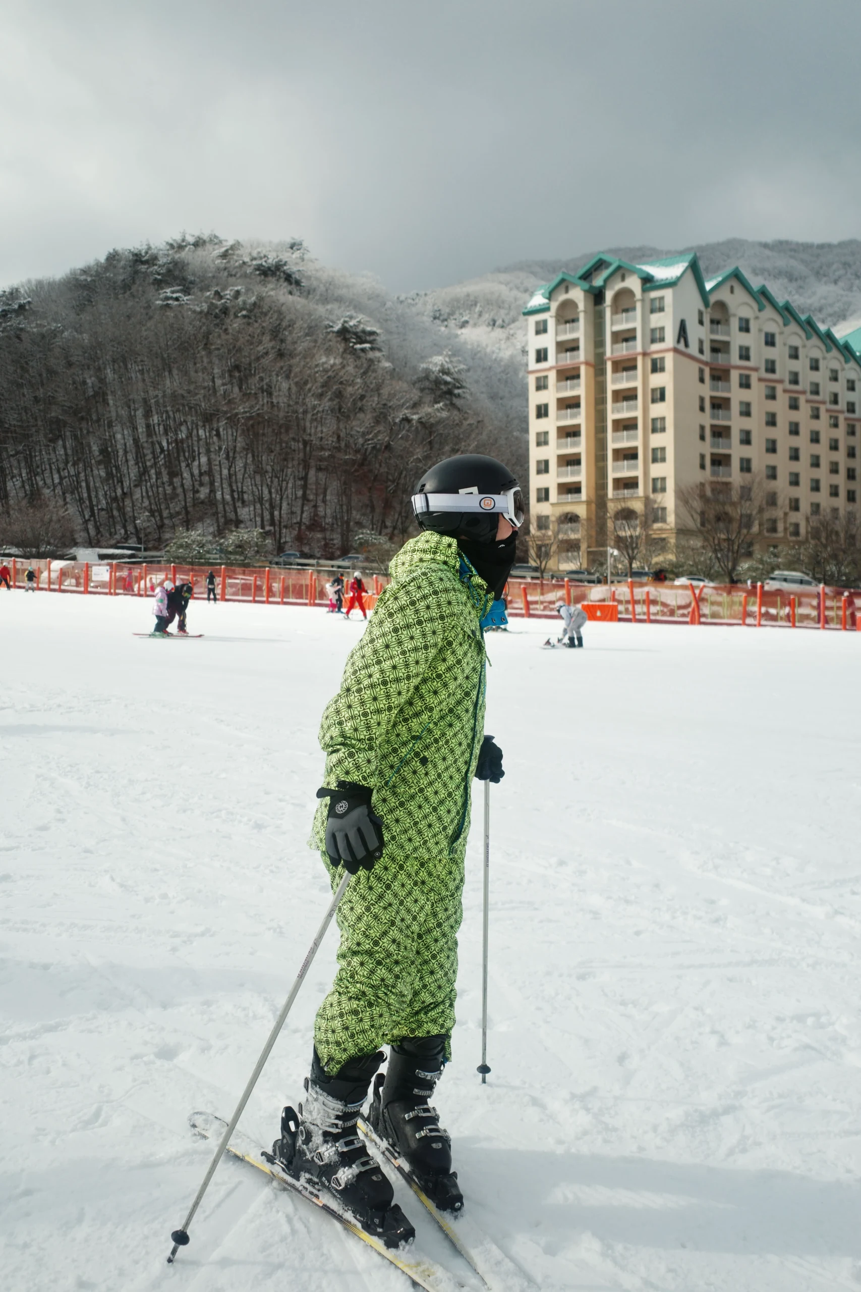 江原道洪川郡滑雪場雪道與滑雪者