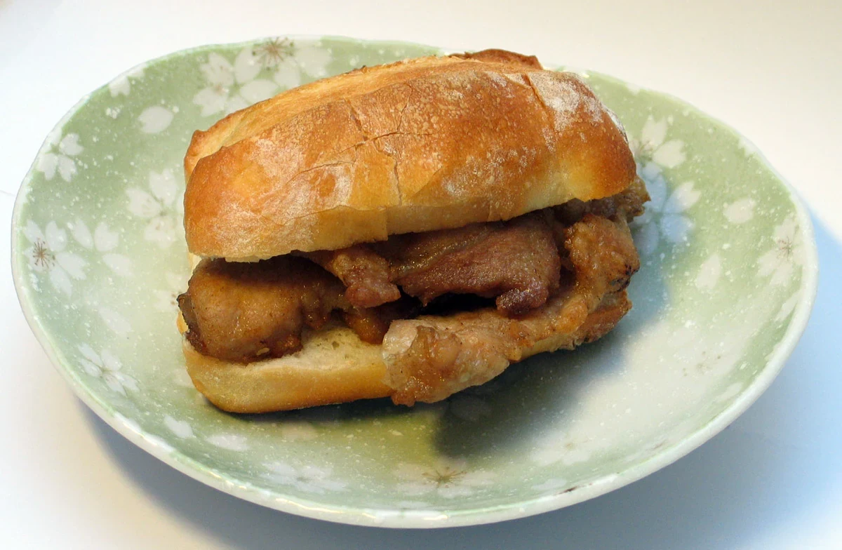 A Tai Lei Loi Kei pork-chop bun on a plate in 2006