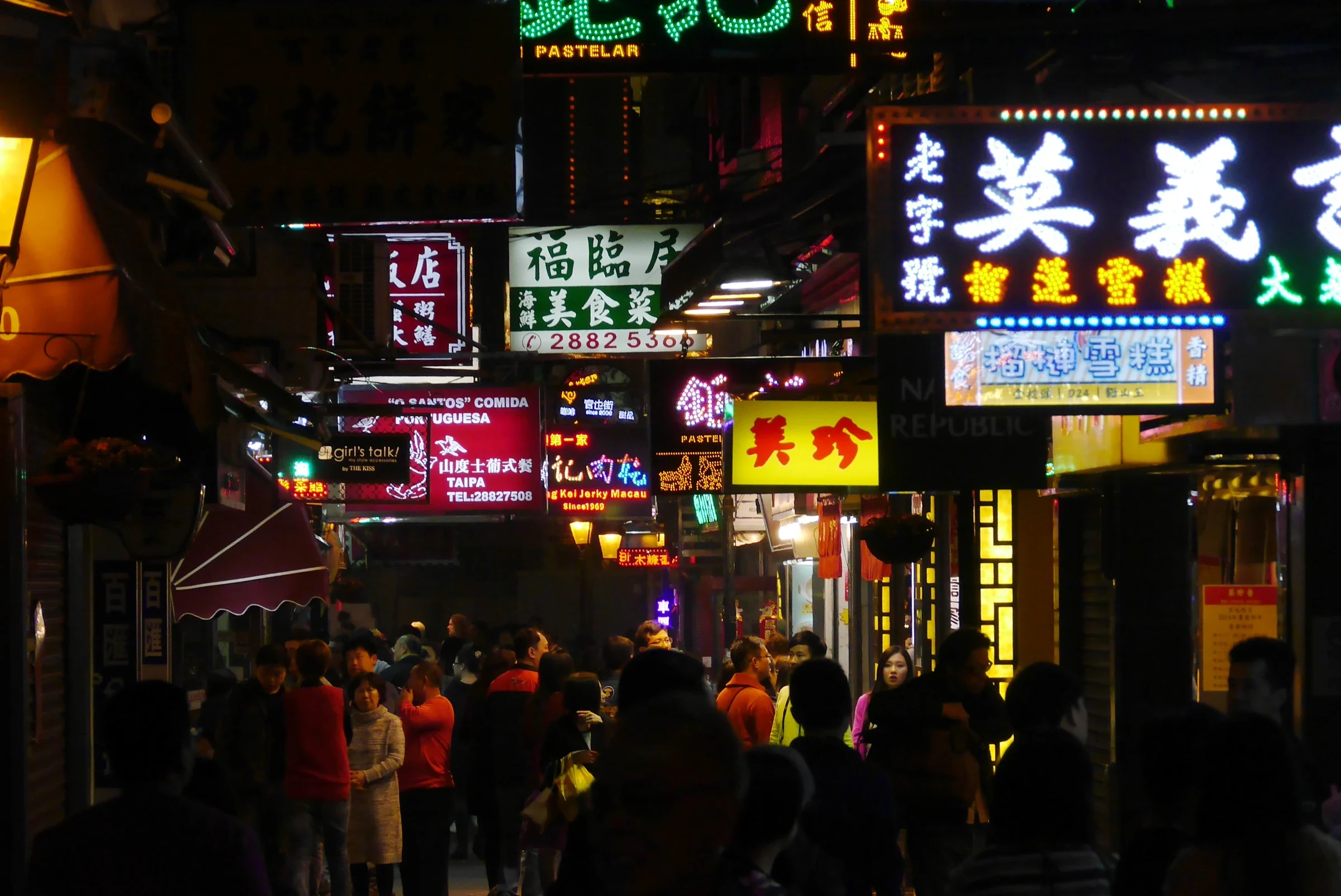 Light boxes and crowds on Rua do Cunha at night in January 2014