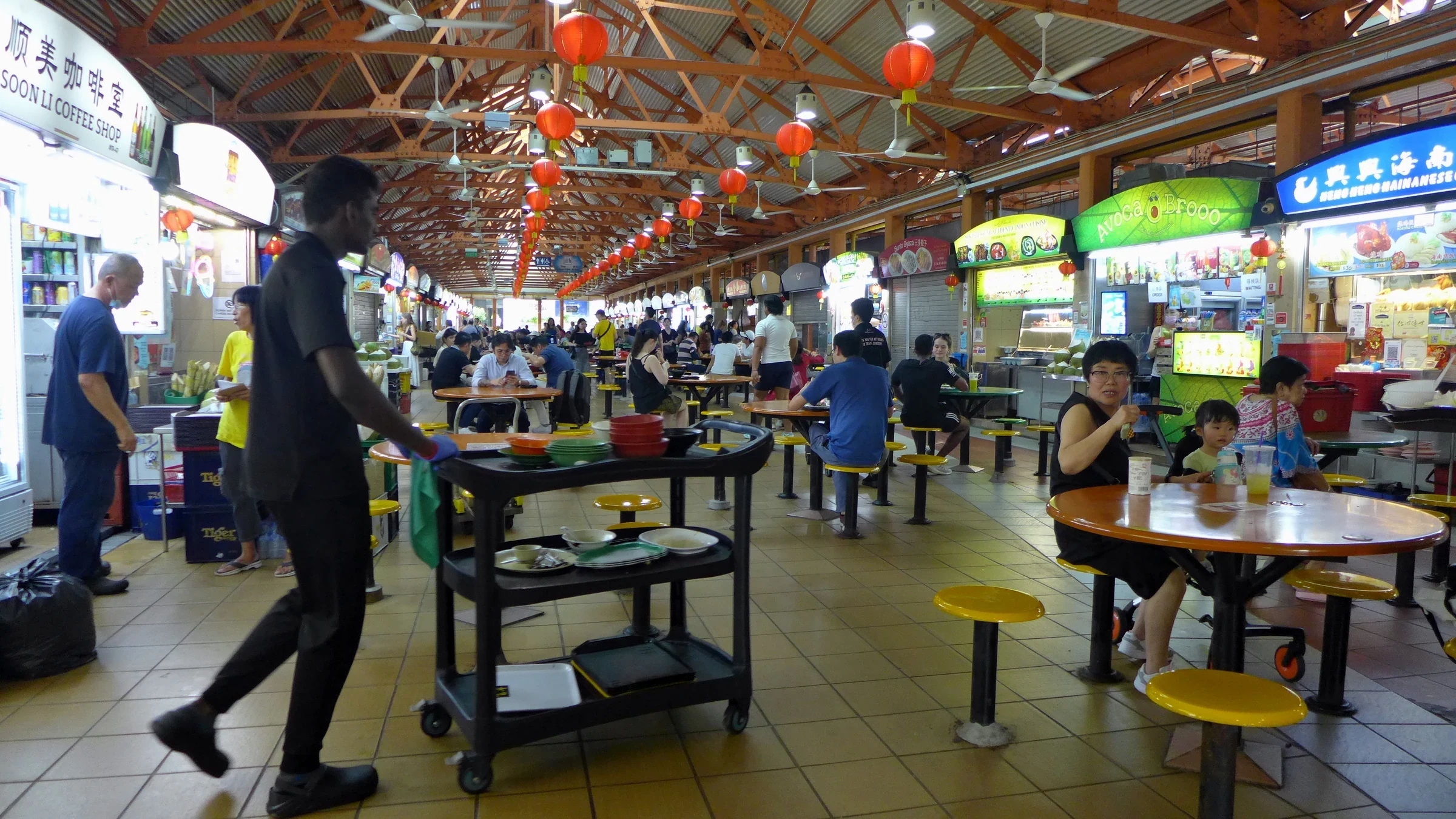 麥士威熟食中心Maxwell Food Centre攤販與共用座位