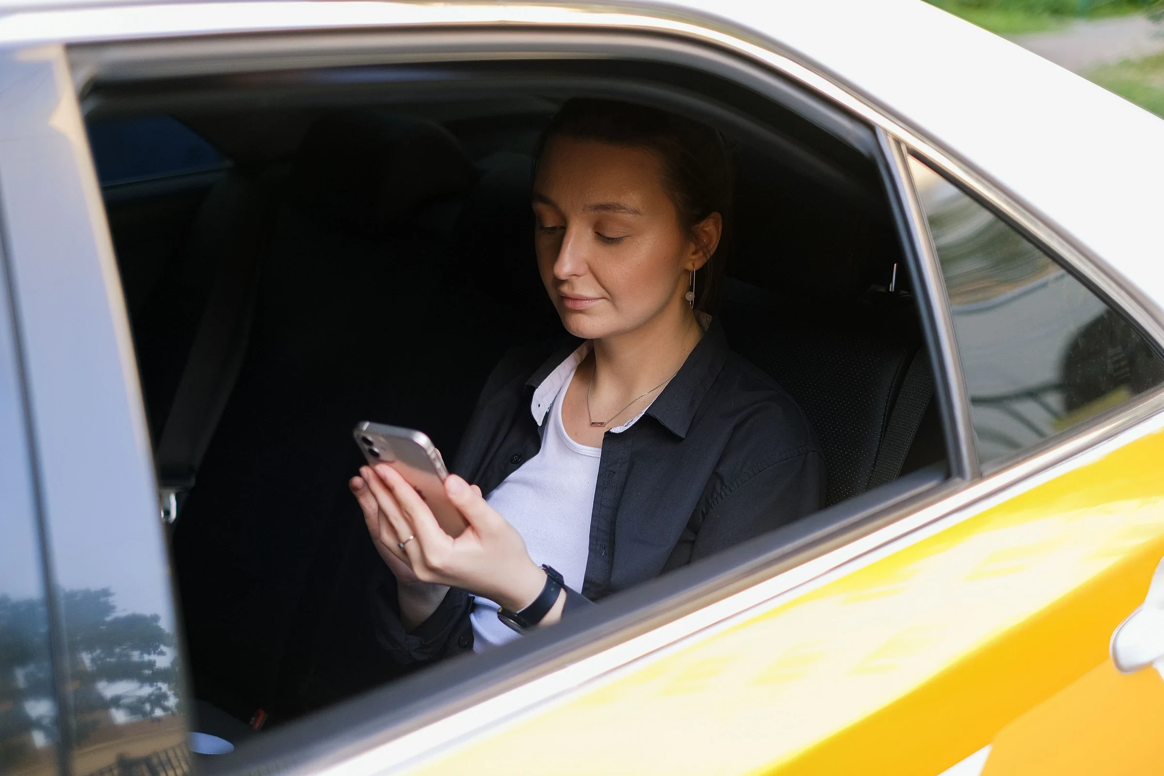 女性搭車途中使用手機的生活實拍