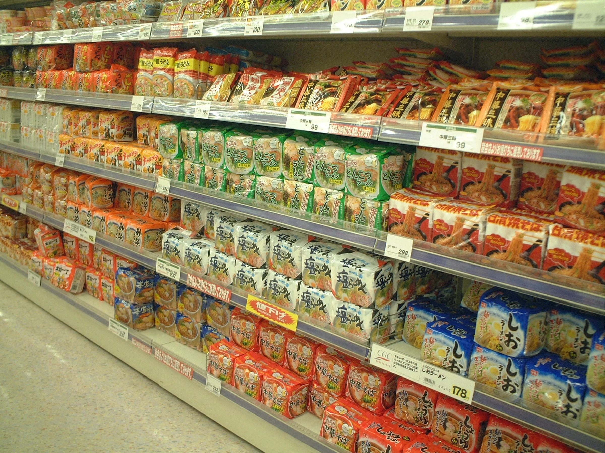 日本超市陳列多種口味袋裝泡麵的貨架