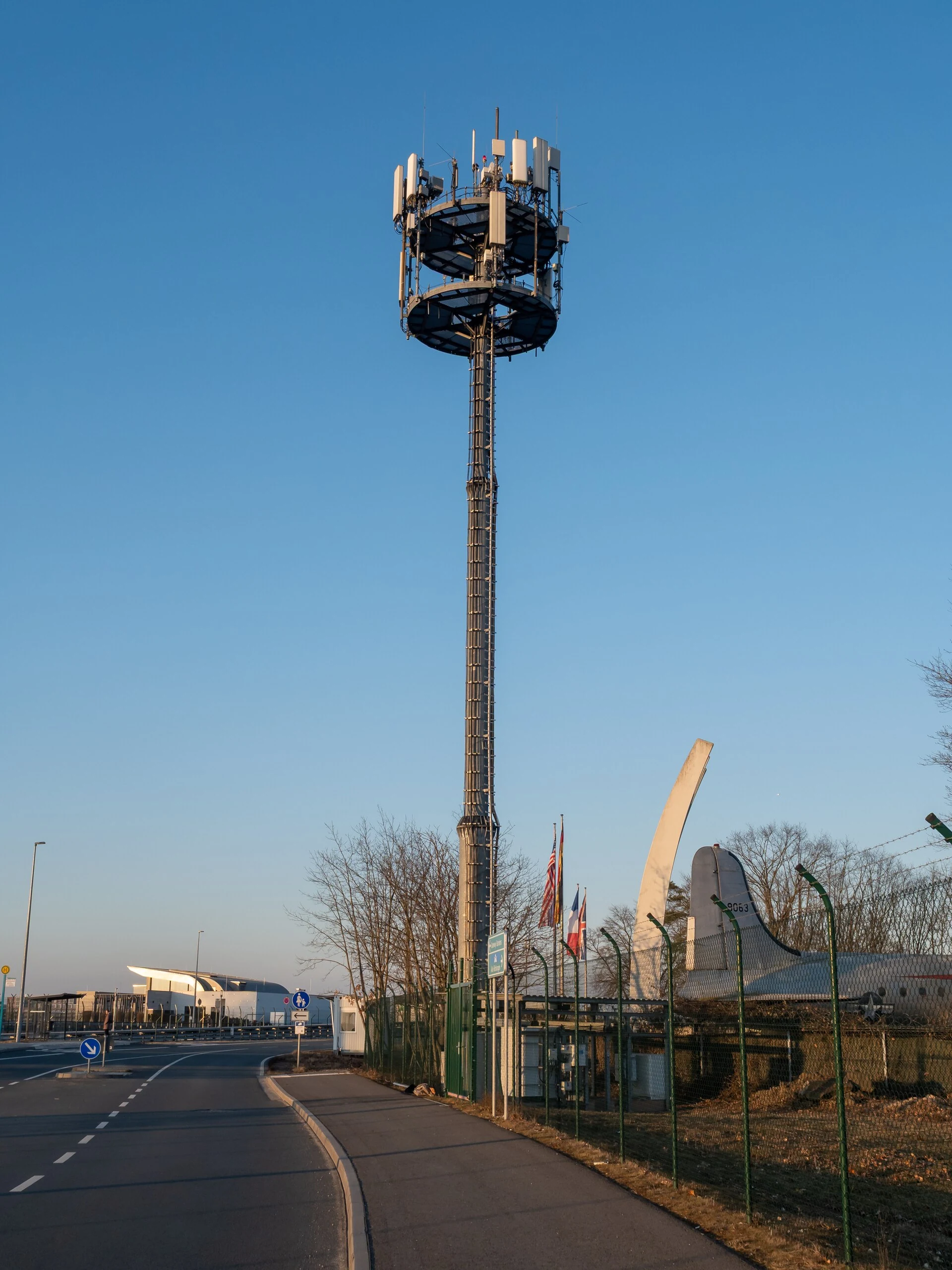 德國法蘭克福機場附近電信基地台實拍，僅示意基地台原理