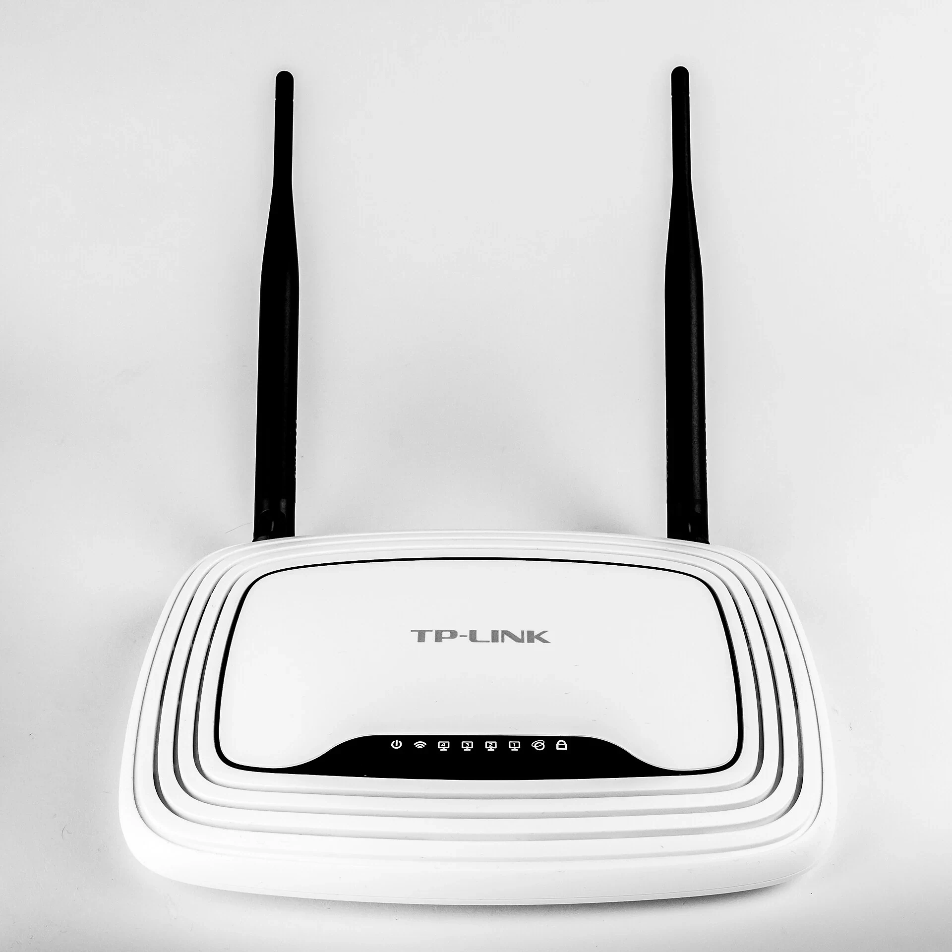 無線路由器設備照片，僅示意分享網路而非 eSIM 產品