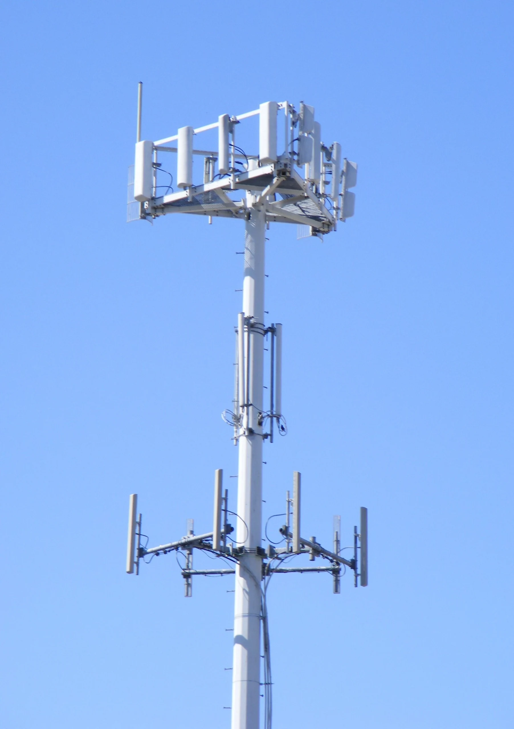 行動電信基地台天線的實景照片