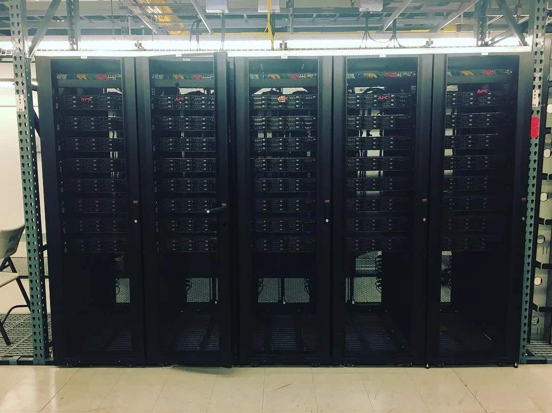 資料中心機櫃設備實拍，僅作網路基礎設施情境圖