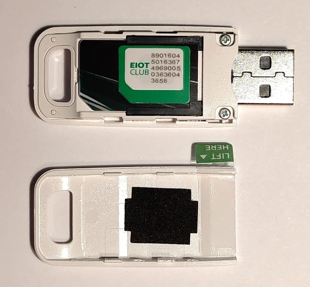 實體形態的 eSIM 裝置與讀卡器示意實拍，非消基會檢測照片