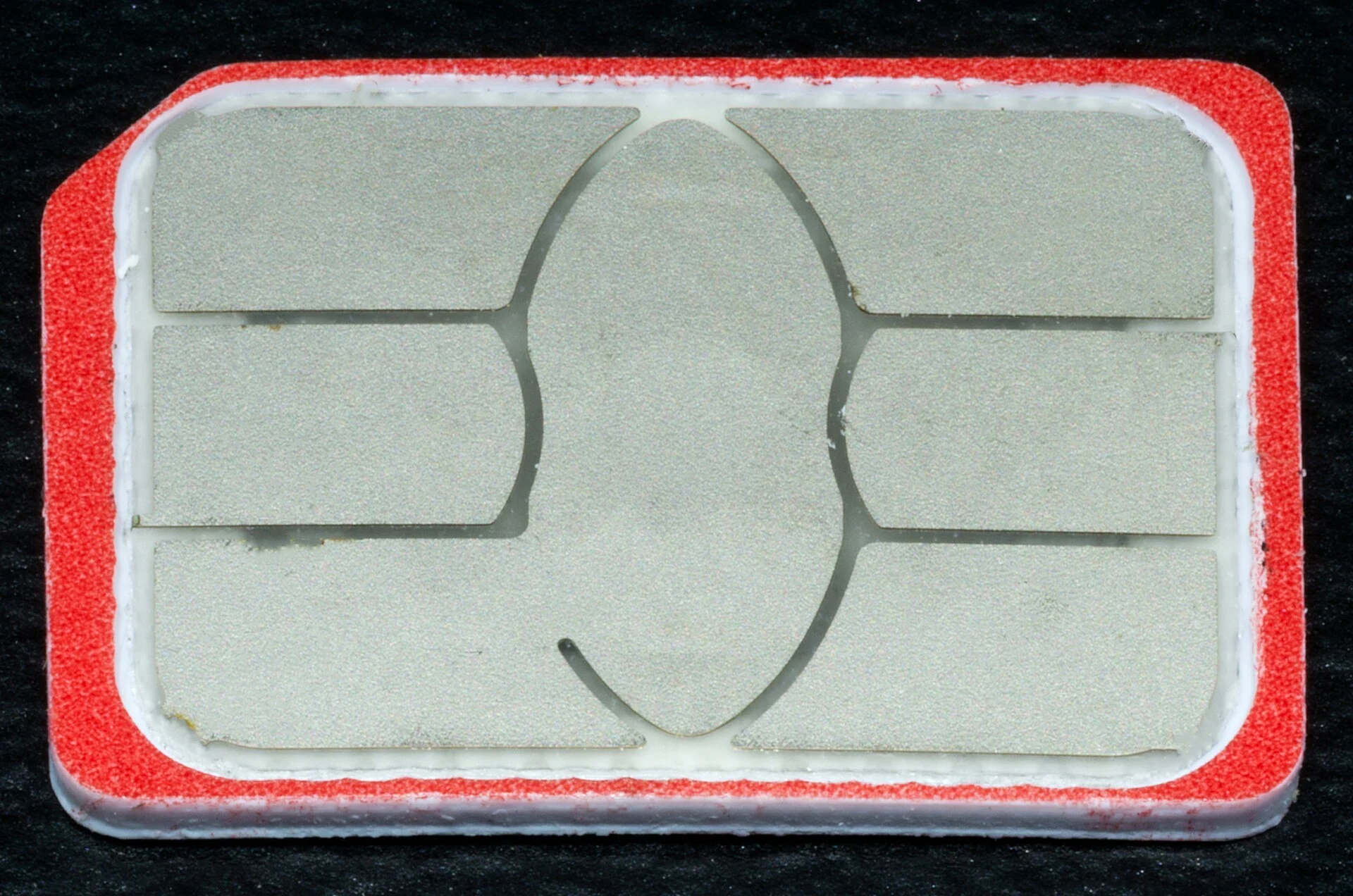 手機 nano SIM 卡高解析度微距攝影，提醒辨認電信商品資訊