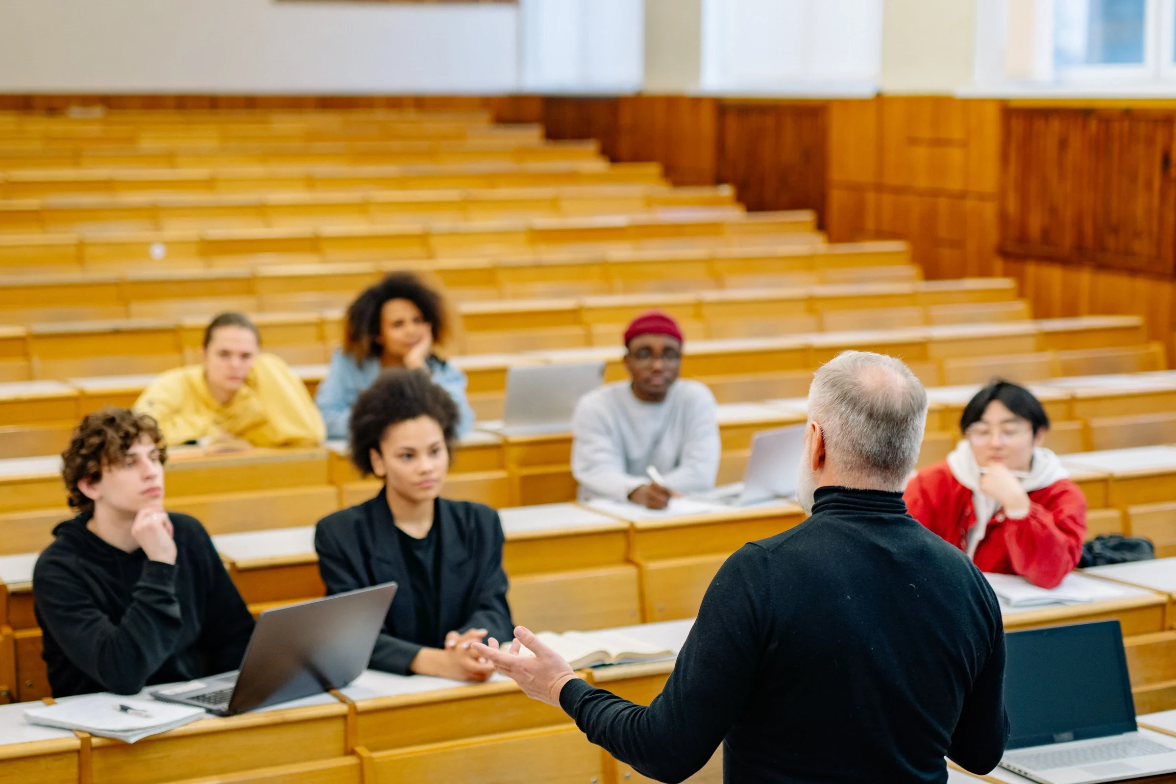 大學階梯教室裡，老師面向學生講課