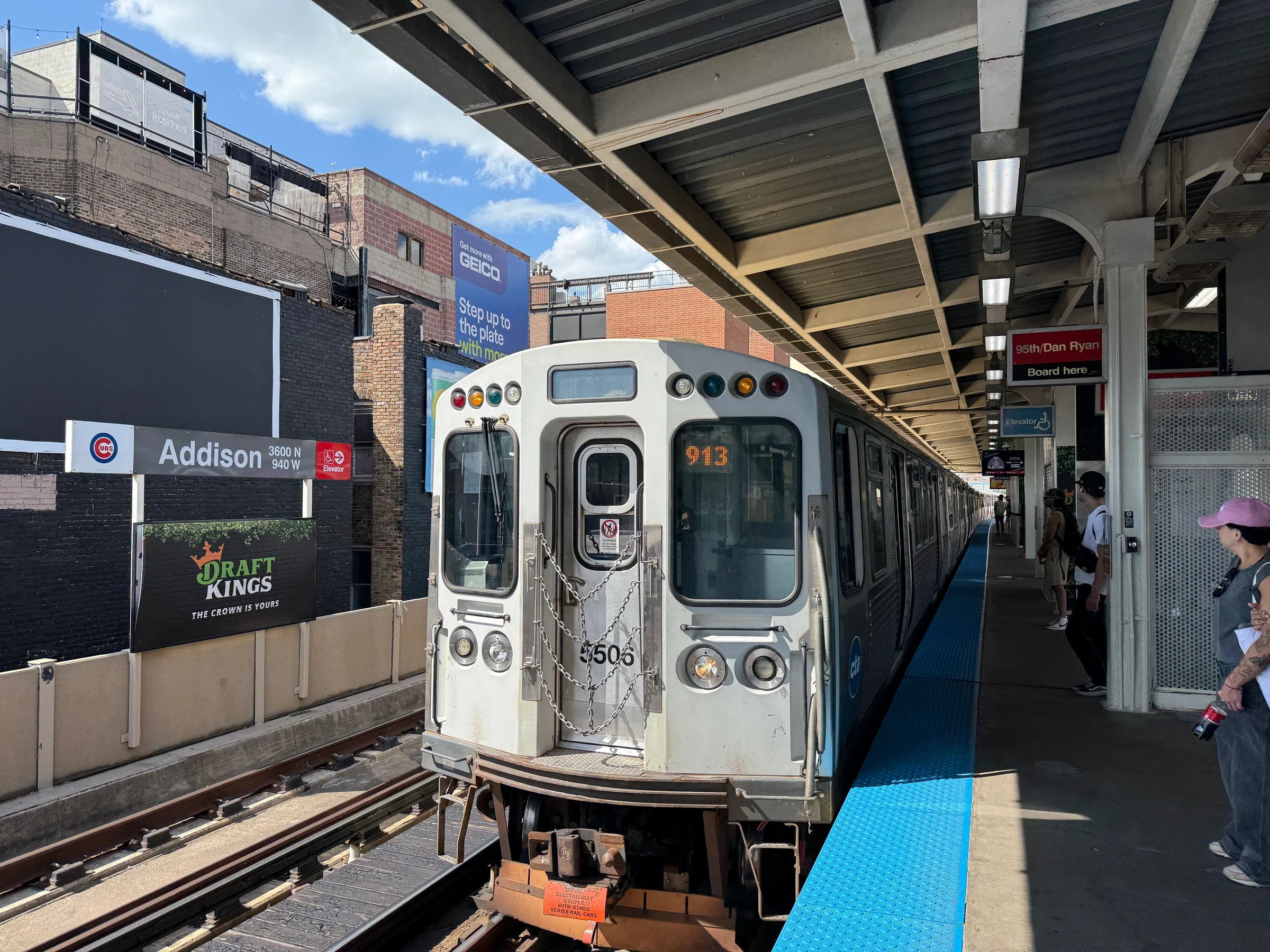 시카고 CTA Red Line Addison 역의 열차