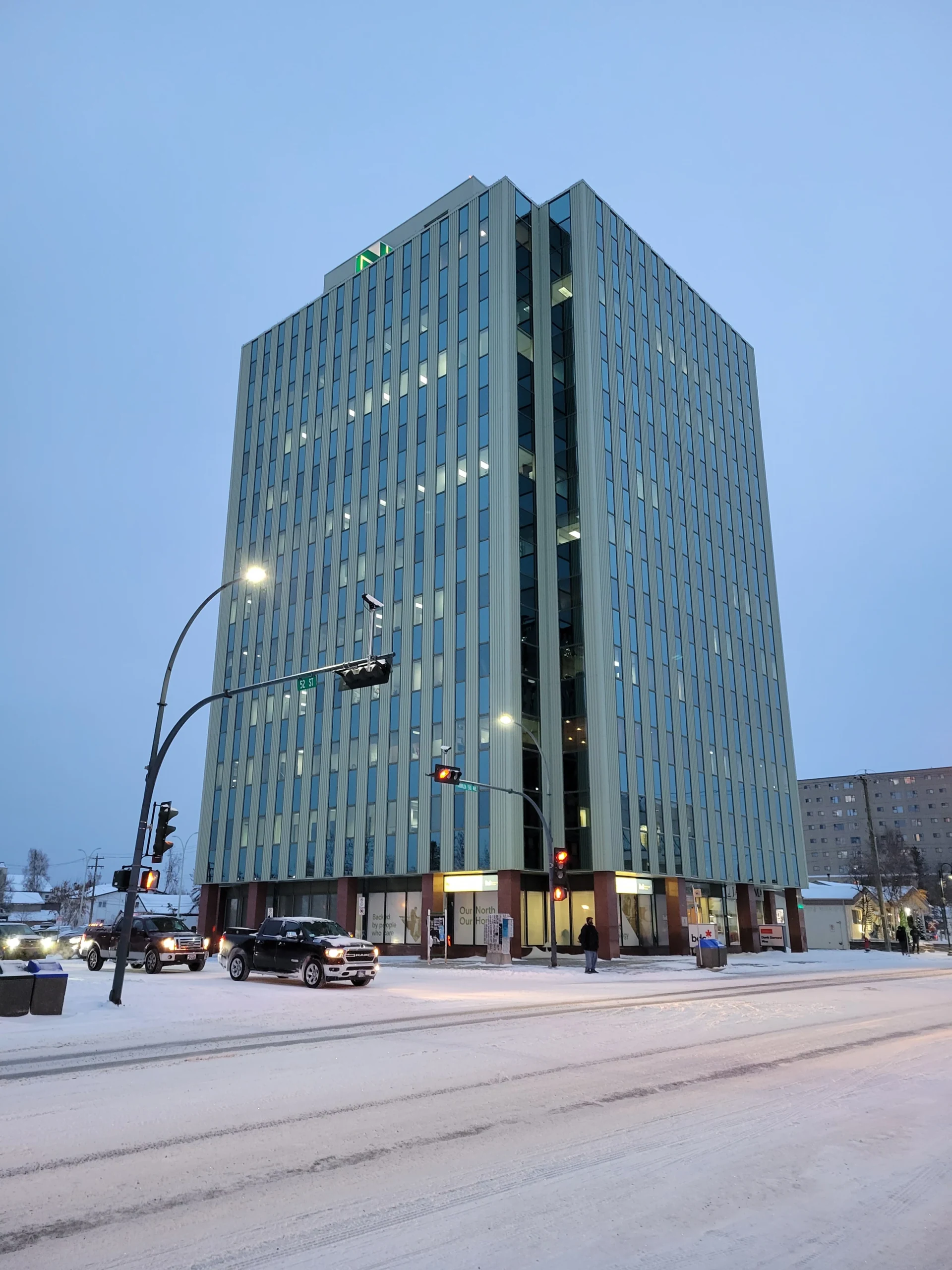 Đường phố phủ tuyết và các tòa nhà ở Yellowknife, Canada vào mùa đông