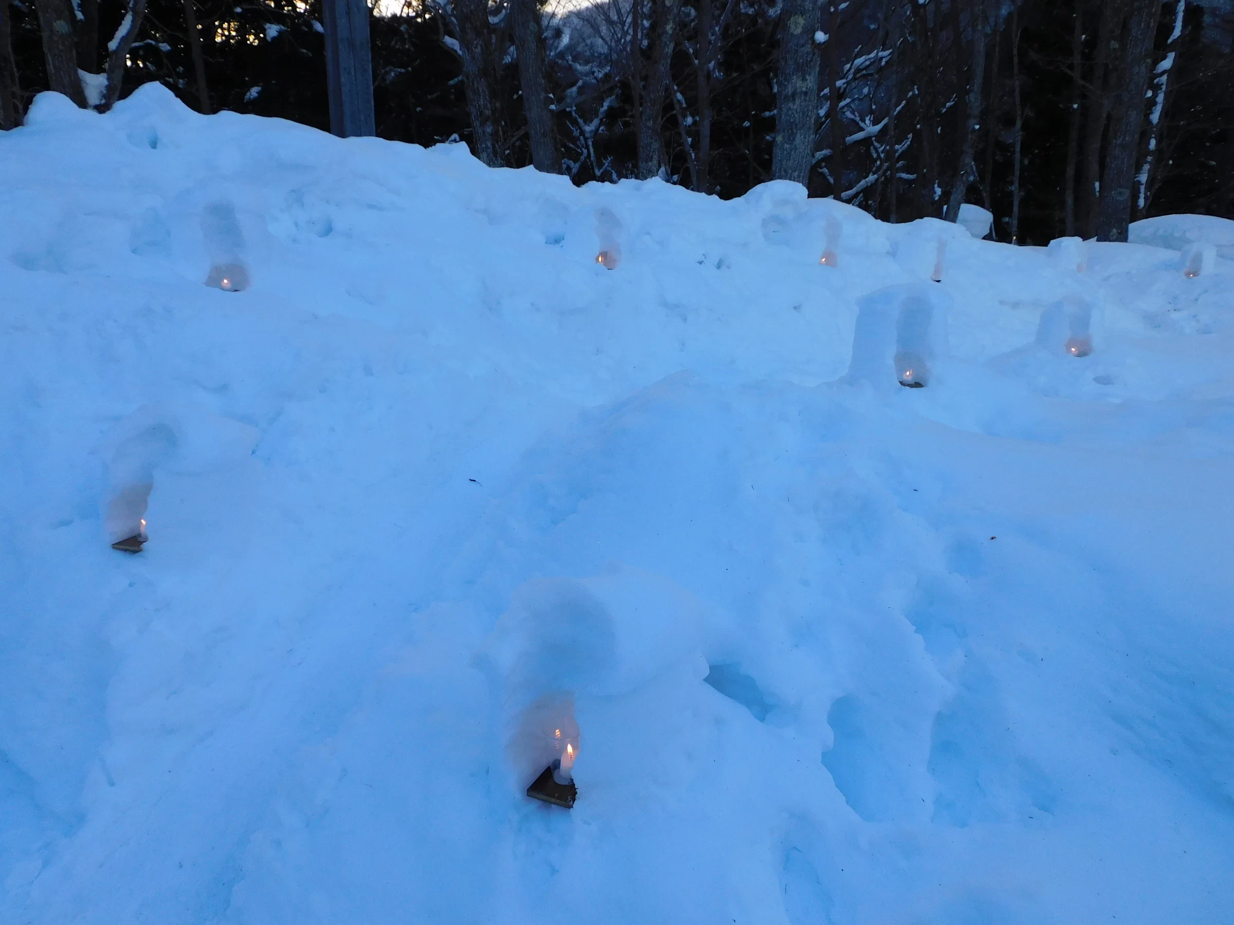 日光湯西川平家之里的雪地迷你雪屋與燭光